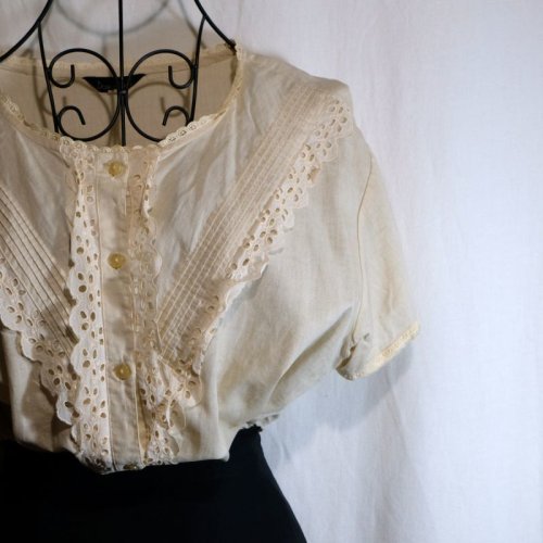 他の写真1: 無地 ベージュ 半袖 混綿混麻 ブラウス ノーカラー 刺繍[16290]