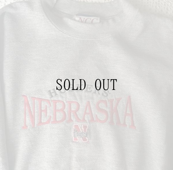 画像3: "NEVRASKA" US 刺繍ロゴ グレー×赤 スウェット クルーネック [17694]