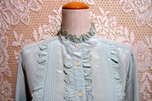 他の写真2: スタンドカラーフリル付きブラウス[5106]