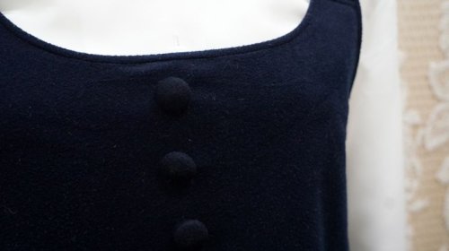 他の写真1: 無地 ネイビー ジャンパースカート くるみボタン[52152]