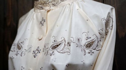 他の写真1: 無地 カラー 長袖ブラウス 刺繍 ラグラン袖 スタンドカラー[15258]