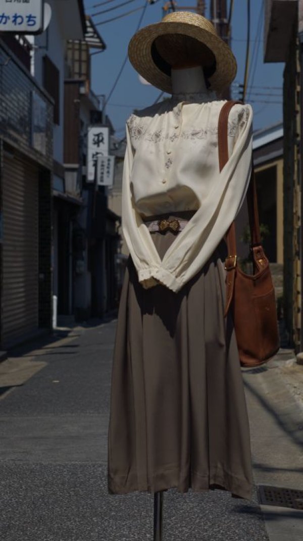 画像9: 無地 カラー 長袖ブラウス 刺繍 ラグラン袖 スタンドカラー[15258]