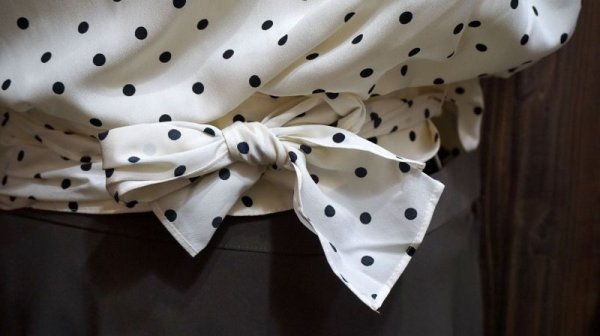 画像3: ドット柄 白 黒 半袖 ブラウス ノーカラー リボン [11132]