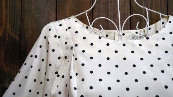 画像4: ドット柄 白 黒 半袖 ブラウス ノーカラー リボン [11132]