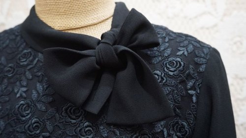 他の写真1: 無地 黒 長袖 レトロワンピース リボンボウタイ[55873]