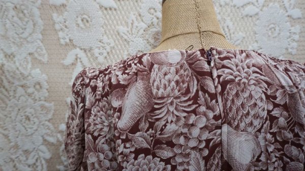 画像8: 花柄 フルーツ柄 ボルドー ワンピース ノーカラー [52196]