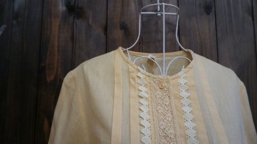 他の写真1: 無地 イエロー 半袖ブラウス ノーカラー[11457]