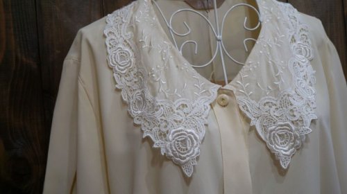 他の写真1: ライトベージュ 半袖ブラウス レースカラー 刺繍 [11514]