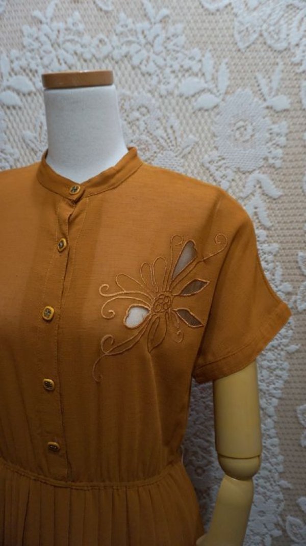 画像3: 無地 ブラウン 半袖 レトロワンピース スタンドカラー 花刺繍 [52519]
