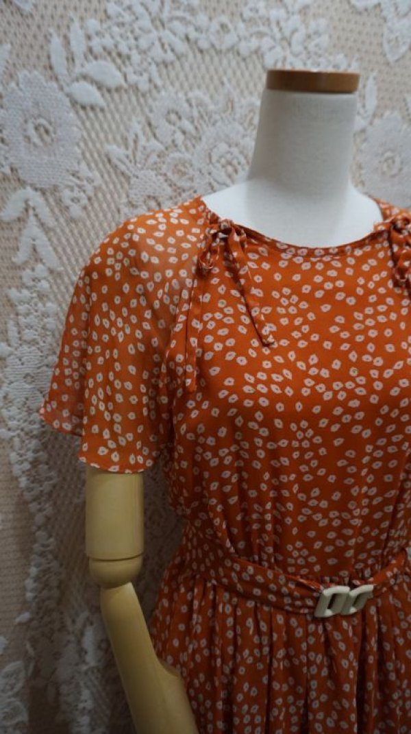 画像5: レトロ幾何学柄 オレンジ系 半袖 レトロワンピース ノーカラー [52538]