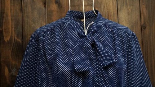 他の写真1: ドット柄 ネイビー×白 半袖 ブラウス ボウタイカラー[11564]