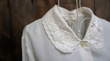他の写真1: 白 長袖 ブラウス 丸襟 二重襟 刺繍[15896]