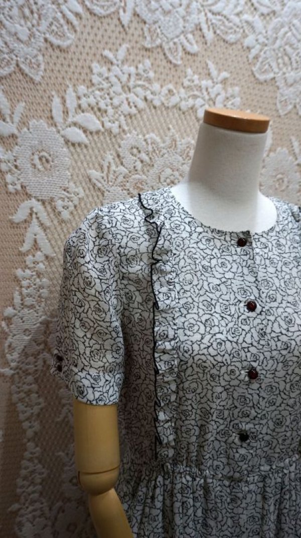 画像4: ローズ柄 白黒 半袖ワンピース ノーカラー[52772]