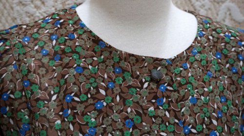 他の写真1: 花柄 ブラウン系 半袖 ワンピース ノーカラー[52851]