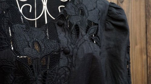 他の写真1: 無地 黒 半袖 ブラウス ノーカラー 刺繍[11648]