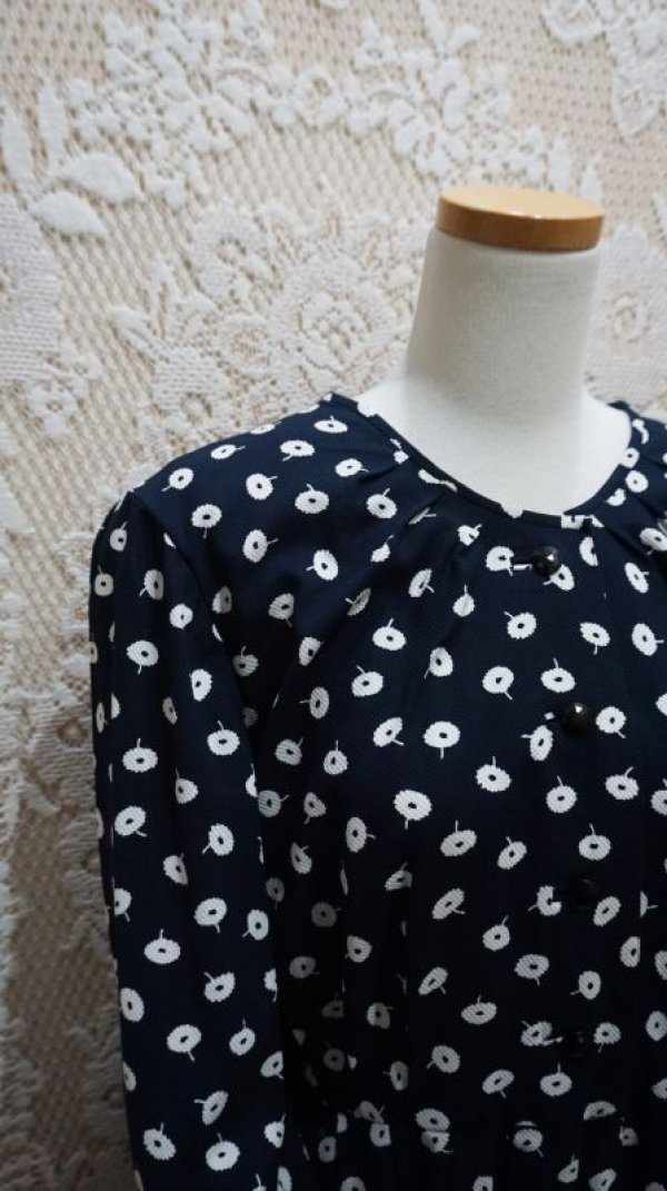 画像3: 花柄 黒×白 長袖 レトロワンピース ノーカラー[56148]