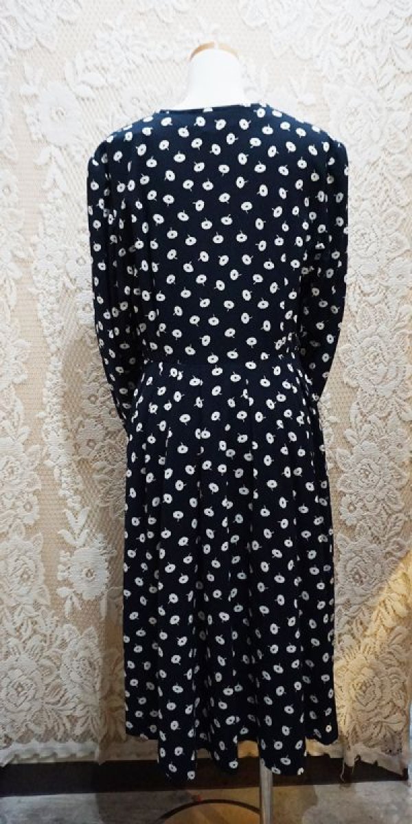 画像9: 花柄 黒×白 長袖 レトロワンピース ノーカラー[56148]