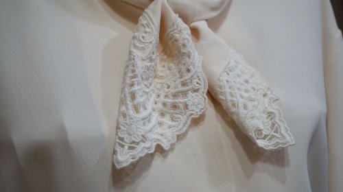 他の写真1: アイボリー 長袖 ブラウス ボウタイカラー[16045]