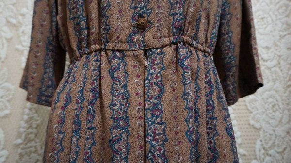 画像6: エスニック柄 ブラウン系 半袖 五分丈 レトロワンピース ボウタイカラー [56278]