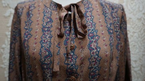 他の写真1: エスニック柄 ブラウン系 半袖 五分丈 レトロワンピース ボウタイカラー [56278]