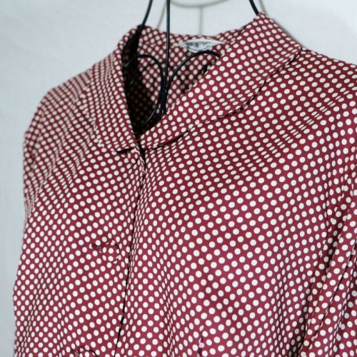 他の写真1: ドット柄 赤 長袖 ブラウス スカラップカラー[16173]