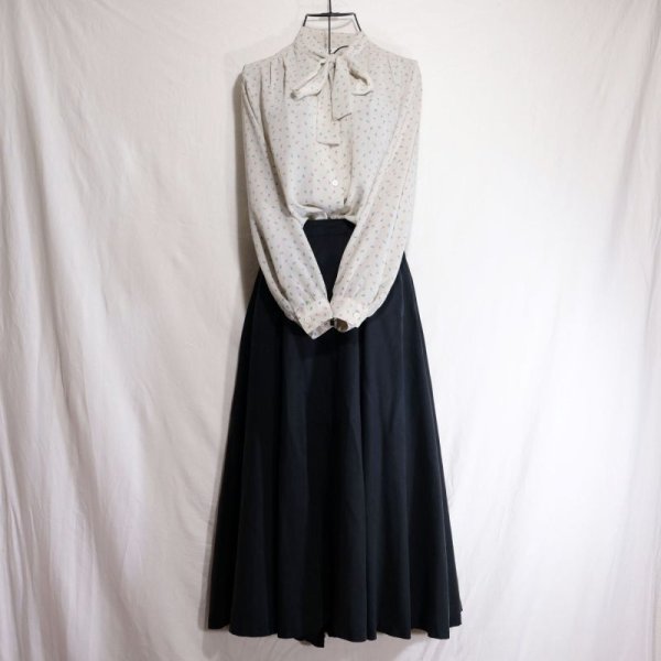 画像3: 花柄 ライトグレー系 長袖 ブラウス スタンドカラー ボウタイ[16179]