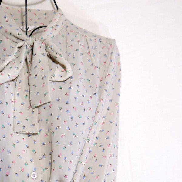 画像4: 花柄 ライトグレー系 長袖 ブラウス スタンドカラー ボウタイ[16179]