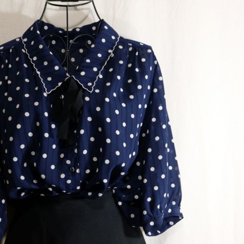 他の写真1: ドット柄 ネイビー 半袖 ブラウス スカラップカラー ボウタイ[16322]