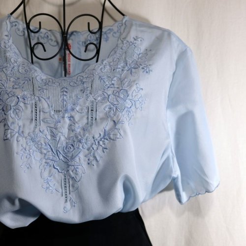 他の写真1: 無地 水色 半袖 ブラウス ノーカラー [16325]