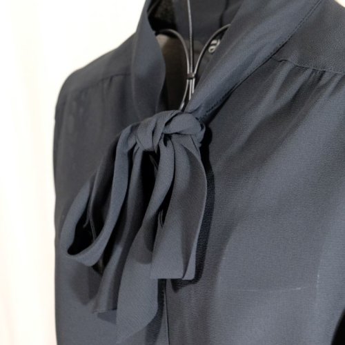 他の写真1: 無地 黒 長袖 ブラウス ボウタイカラー[16346]