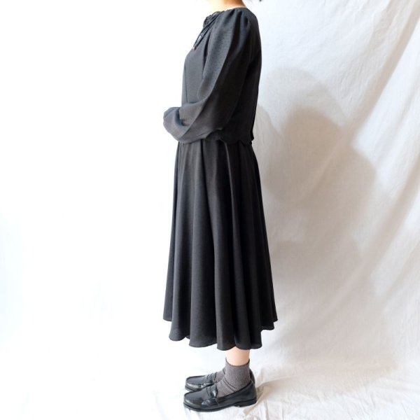 画像4: 黒 長袖 レトロワンピース ツーピース風 お花モチーフ付き[56473]