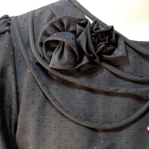 他の写真1: 黒 長袖 レトロワンピース ツーピース風 お花モチーフ付き[56473]