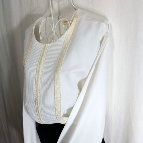 他の写真1: 白 無地 長袖 ブラウス ノーカラー 花柄刺繍[16424]