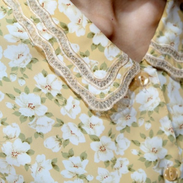 画像4: 花柄 黄色系 長袖 ブラウス  レギュラーカラー  パフスリーブ 比翼 [11424]