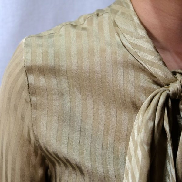 画像4: ストライプ柄 オリーブ色 長袖 シルク ブラウス ボウタイカラー [11438]