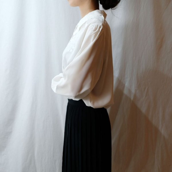 画像6: 無地 白 長袖 ブラウス レギュラーカラー 刺繍 [16597]