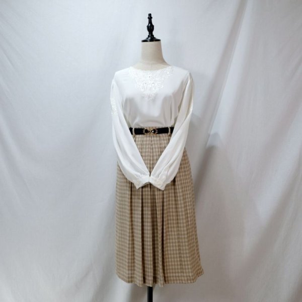 画像4: 刺繍 白 ブラウス 長袖 ノーカラー [11767]