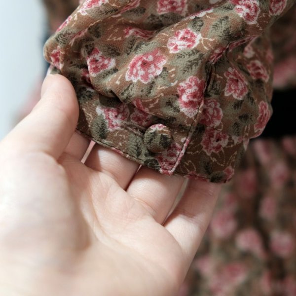 画像10: 花柄 カーキ系 半袖 レトロワンピース スタンドカラー パフスリーブ ペプラム [12058]