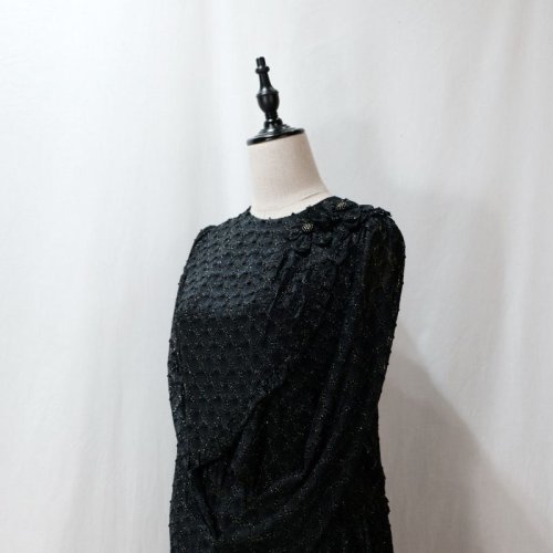 他の写真1: レース地 お花のコサージュ 黒×ゴールド 長袖 レトロワンピース ノーカラー ウエストゴム[12069]