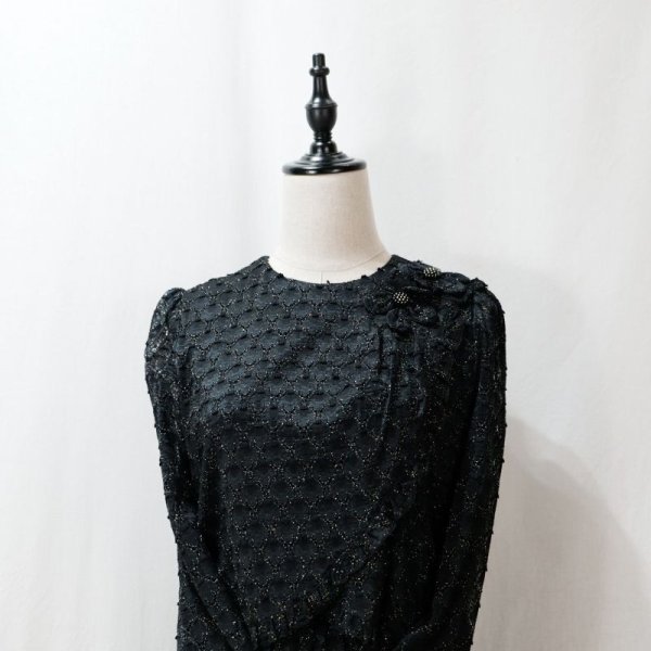 画像3: レース地 お花のコサージュ 黒×ゴールド 長袖 レトロワンピース ノーカラー ウエストゴム[12069]