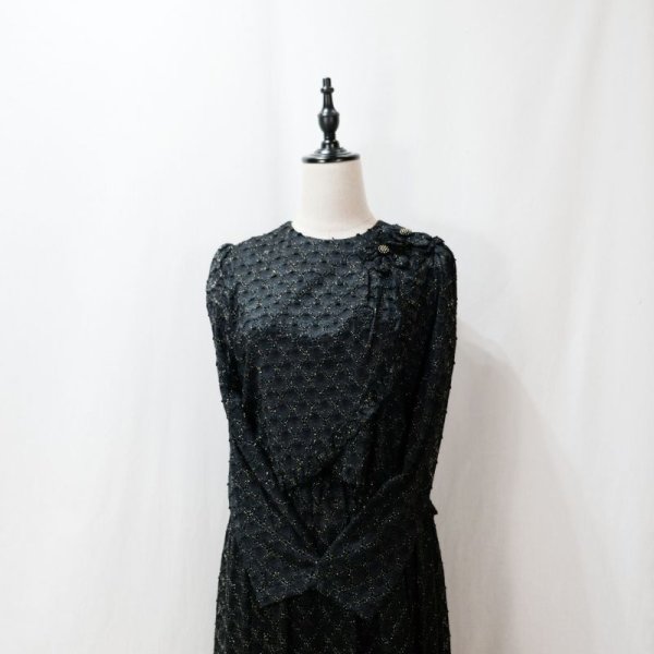 画像4: レース地 お花のコサージュ 黒×ゴールド 長袖 レトロワンピース ノーカラー ウエストゴム[12069]