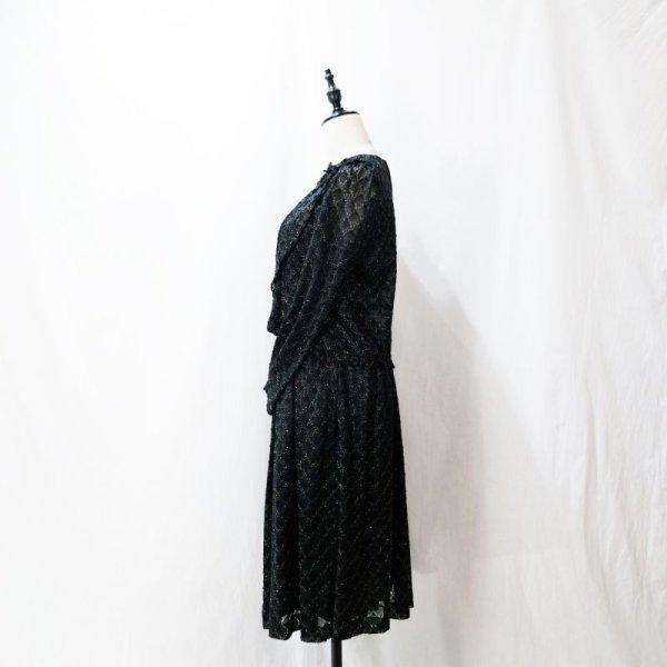 画像10: レース地 お花のコサージュ 黒×ゴールド 長袖 レトロワンピース ノーカラー ウエストゴム[12069]