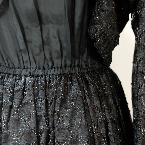 画像15: レース地 お花のコサージュ 黒×ゴールド 長袖 レトロワンピース ノーカラー ウエストゴム[12069]