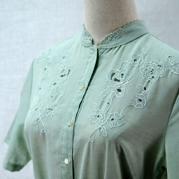 画像3: 無地 ペールグリーン ブラウス 半袖 スタンドカラーカラー スカラップカラー 刺繍 [12124]