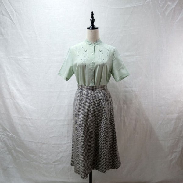 画像4: 無地 ペールグリーン ブラウス 半袖 スタンドカラーカラー スカラップカラー 刺繍 [12124]