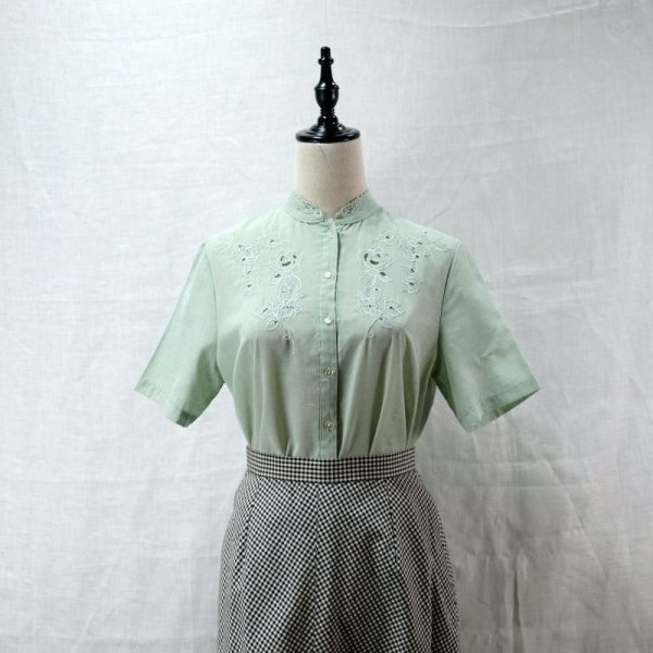 画像6: 無地 ペールグリーン ブラウス 半袖 スタンドカラーカラー スカラップカラー 刺繍 [12124]