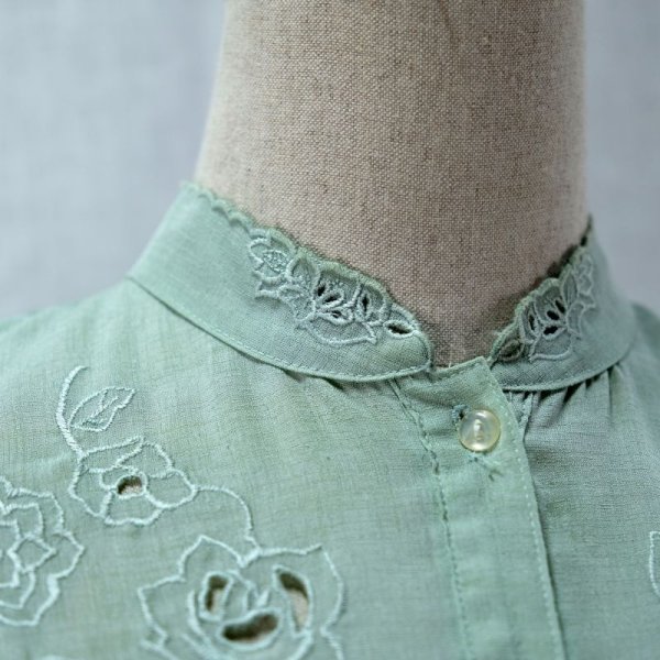 画像7: 無地 ペールグリーン ブラウス 半袖 スタンドカラーカラー スカラップカラー 刺繍 [12124]