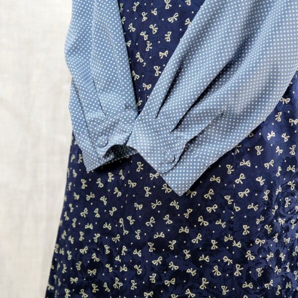 画像4: ドット柄 水色 長袖 ブラウス ラウンドカラー 3枚重ね襟 ウエストダーツ [12427]