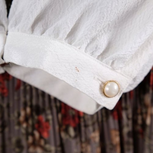 他の写真1: 無地 白 長袖 ブラウス レースカラー 裾ゴム パフスリーブ [12425]