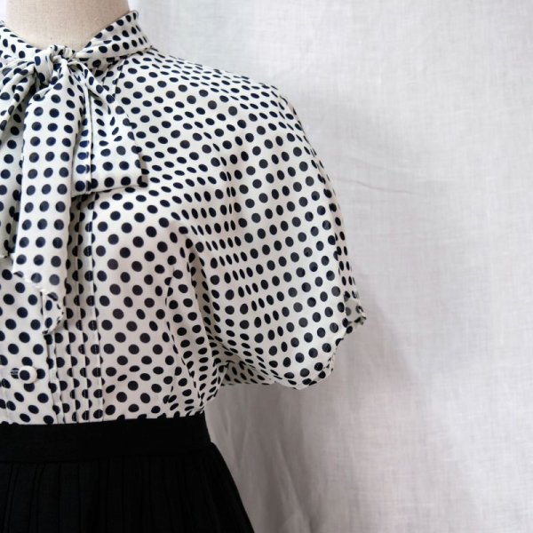 画像5: ドット柄 白×ネイビー ブラウス 半袖 ボウタイカラー [12130]